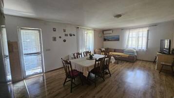 Apartment (Three Bedroom Apartment (A6)) | Dining room