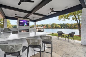 Terrace/patio - Luxury Lakefront Retreat w/ Heated Pool, Hot Tub & Pier & Outdoor Kitchen (Denver)
