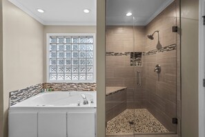 Shower, hair dryer, towels, soap - Luxury Lakefront Retreat w/ Heated Pool, Hot Tub & Pier & Outdoor Kitchen (Denver)