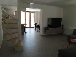 하우스 (House Serenity with Pool) | 거실 | 디지털 채널 시청이 가능한 32인치 평면 TV