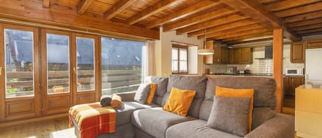 Una televisión, una chimenea