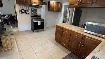 Mikroaaltouuni, uuni, liesi, kahvin-/teenkeitin