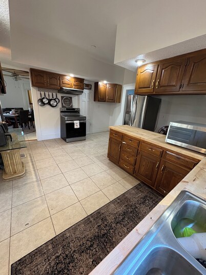 Soothing 4-bedroom house with AC in charming Topeka