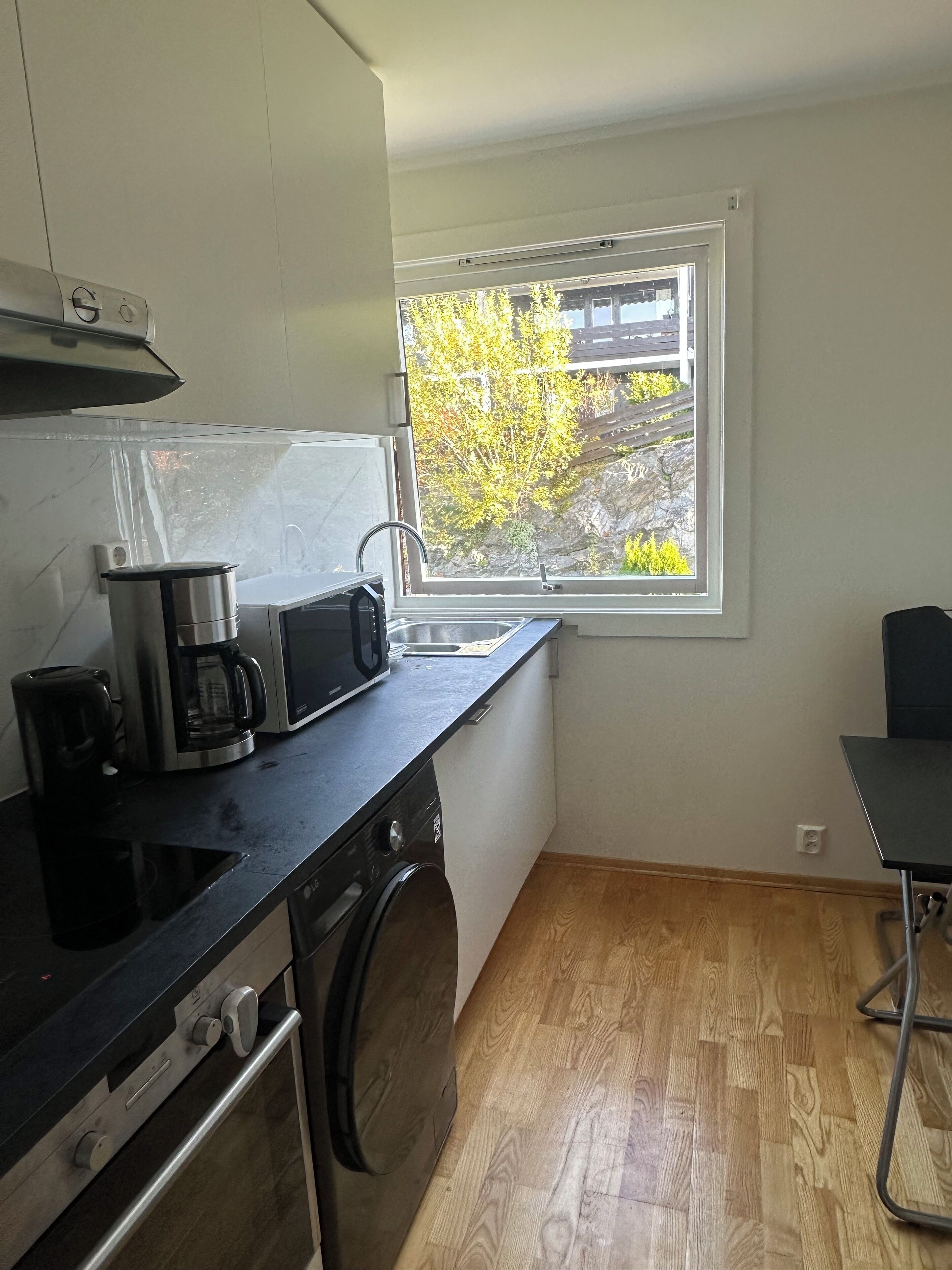 Kjøleskap, mikrobølgeovn, ovn og kokeplater