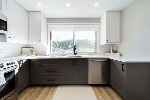 Fridge, microwave, oven, stovetop - Bright and Cozy/ 3BR Main Floor/ Close to Downtown. (Edmonton)