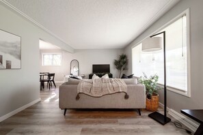 Smart TV - Bright and Cozy/ 3BR Main Floor/ Close to Downtown. (Edmonton)