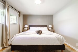 3 bedrooms, desk, iron/ironing board, free WiFi - Bright and Cozy/ 3BR Main Floor/ Close to Downtown. (Edmonton)