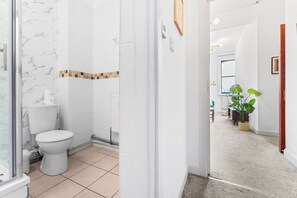 Shower, hair dryer, towels, soap - Stylish 2BR Jewellery Quarter Apt, Sleeps 4 (Birmingham)