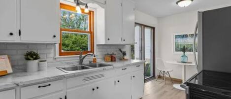 Microondas, horno, parrilla de estufa y lavavajillas