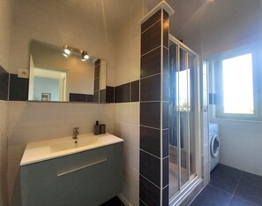 Doccia, asciugamani, carta igienica