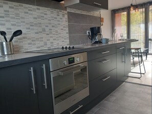 Fridge, microwave, oven, stovetop - Comfortable 3-bedroom T4 apartment (Mourenx)