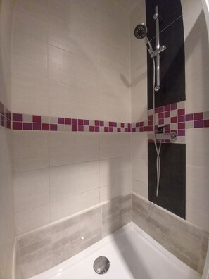 Dusj, håndklær og toalettpapir