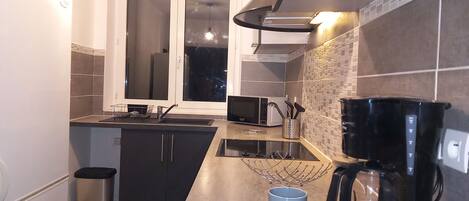 Kjøleskap, mikrobølgeovn, ovn og kokeplater