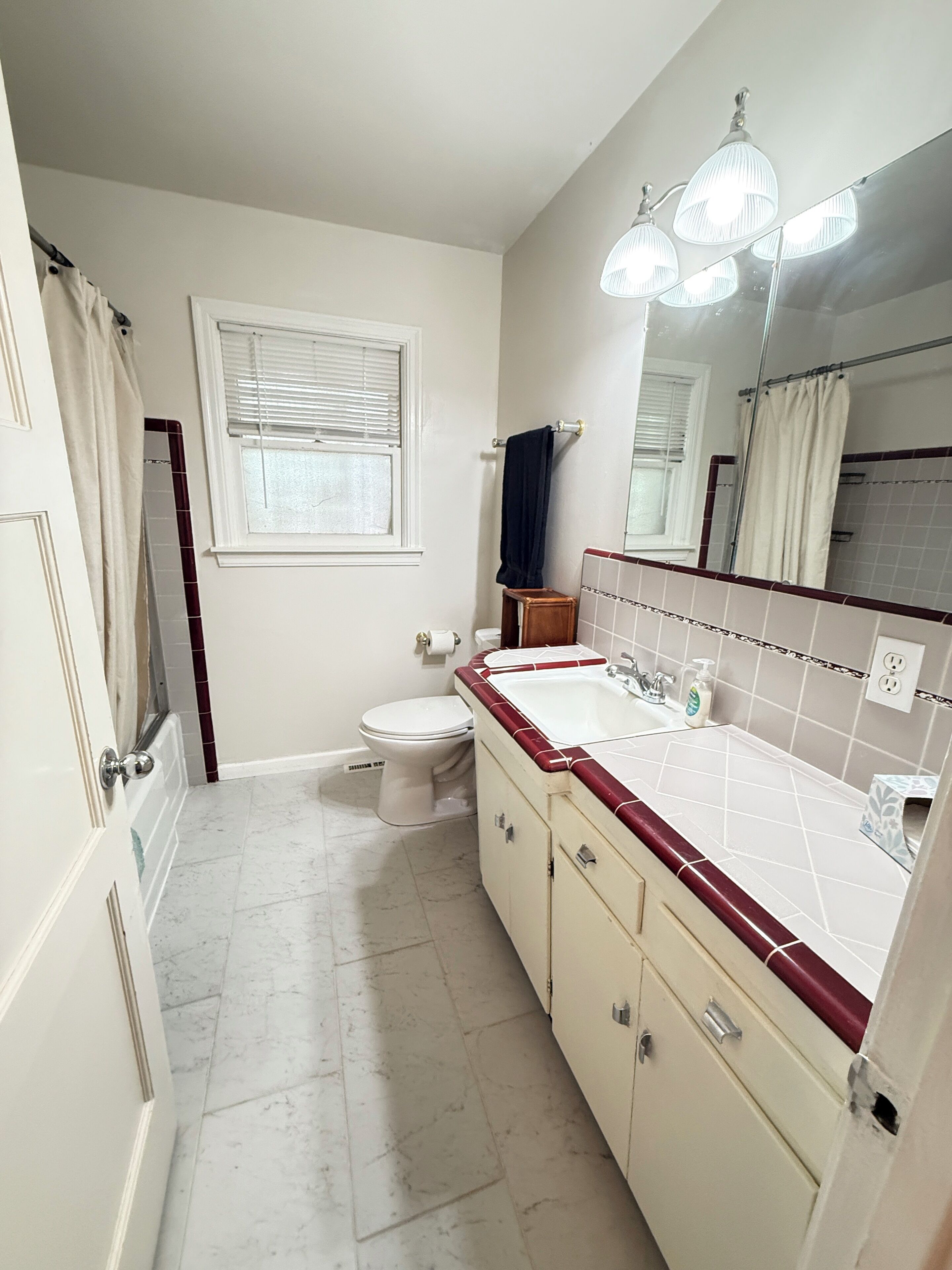 Regadera, secadora de cabello, toallas, jabón 