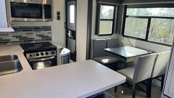 Micro-ondes, four, plaque de cuisson, lave-vaisselle