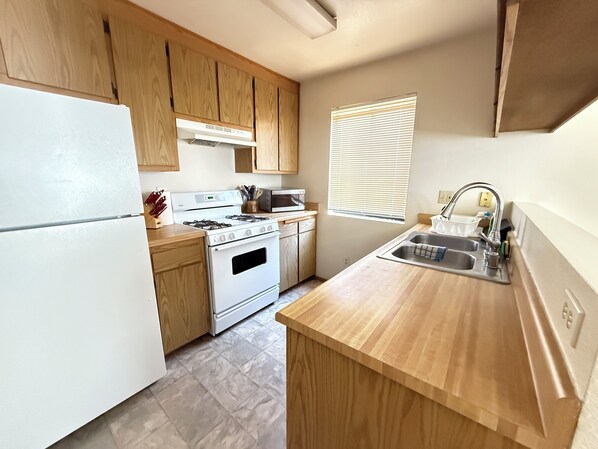 Mikrovågsugn, ugn, spishäll och diskmaskin