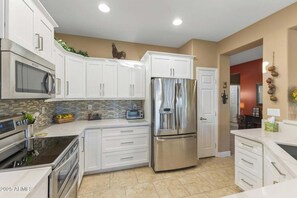 Jääkaappi, mikroaaltouuni, uuni, liesi