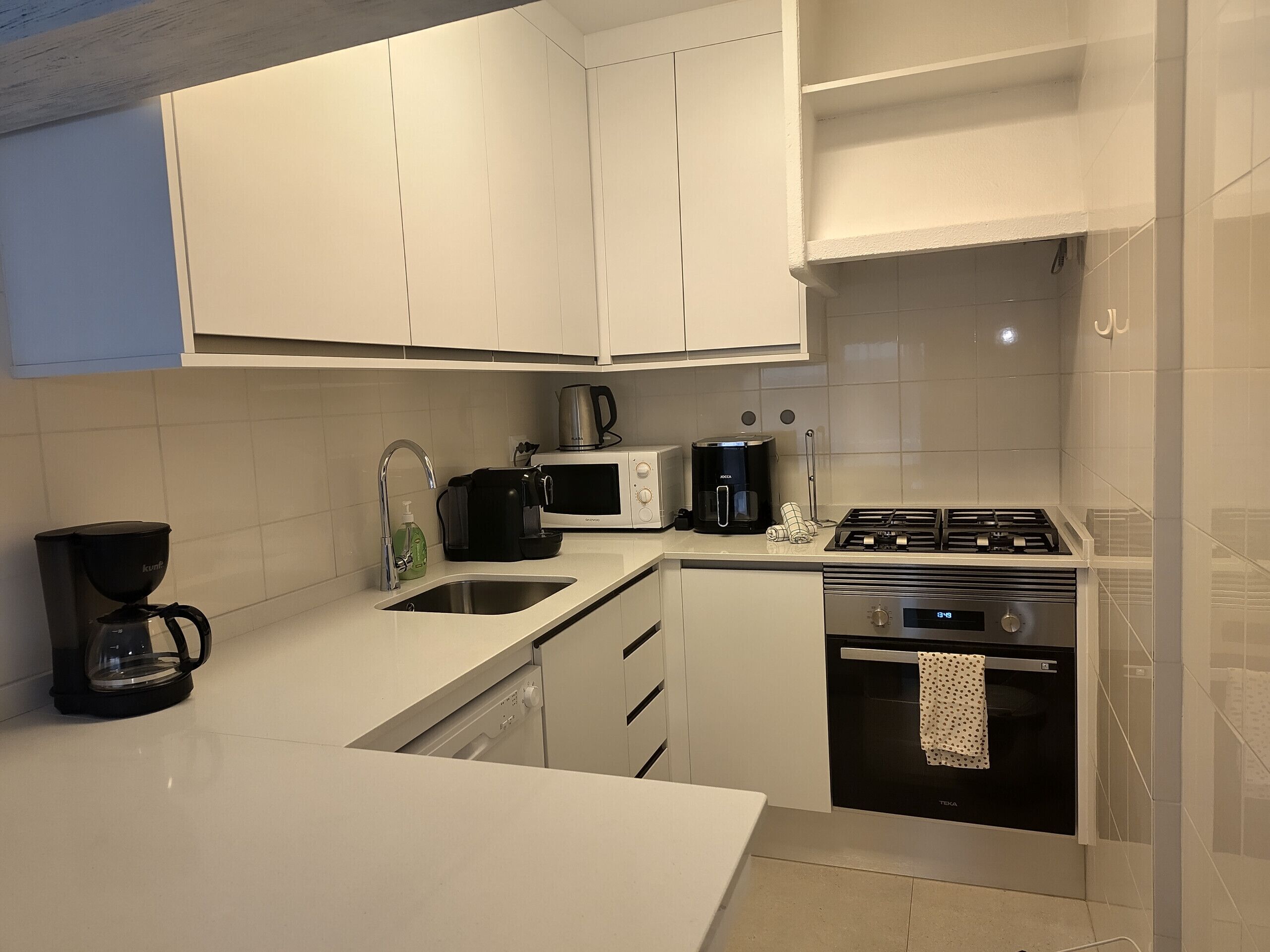Cafetera y tetera, refrigerador, microondas y horno 