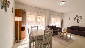A living room with a dining table, two sofas, and a coffee table. - Casa Pimenta near the beach, Iberlagos Resort (Lagos)