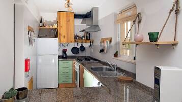 Fridge, microwave, oven, coffee/tea maker