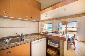 Wasserkocher mit Kaffee-/Teezubehör, Kühlschrank, Mikrowelle, Ofen