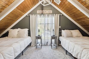 3 bedrooms, desk, iron/ironing board, free WiFi - Secluded, Peaceful Cabin • Hot Tub • Fire Pit • Porch Bed Swing • 5 Min to Pkwy (Pigeon Forge)