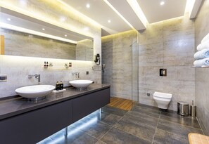 Shower, jetted tub, eco-friendly toiletries, hair dryer