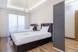 客房内保险箱、办公桌、熨斗/熨衣板、旅行婴儿床