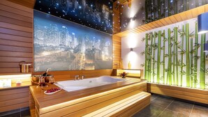Une salle de bain moderne avec une grande baignoire, un lambris en bois, une fresque représentant un paysage urbain et un mur en bambou.