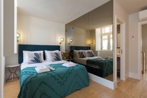 4 bedrooms, iron/ironing board, WiFi, bed sheets - Luxury Apartment door, historic center (Porto)