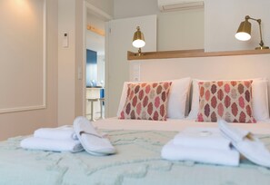 4 bedrooms, iron/ironing board, WiFi, bed sheets - Luxury Apartment door, historic center (Porto)