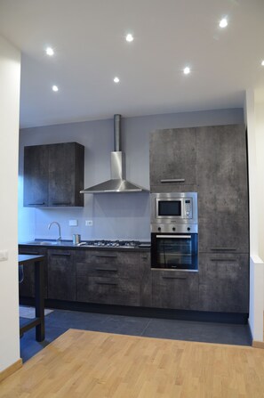 Fridge, microwave, oven, stovetop - Cozy apartment in Monte Sacro neighborhood (Roma)