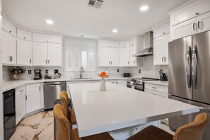 ثلاجة، ميكروويف، فرن، موقد طهي مسطح