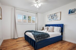 4 bedrooms, in-room safe, desk, travel cot