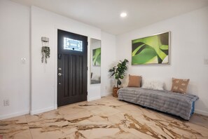 4 عدّة غرف نوم وخزنة داخل الغرفة ومكتب وسرير سفر