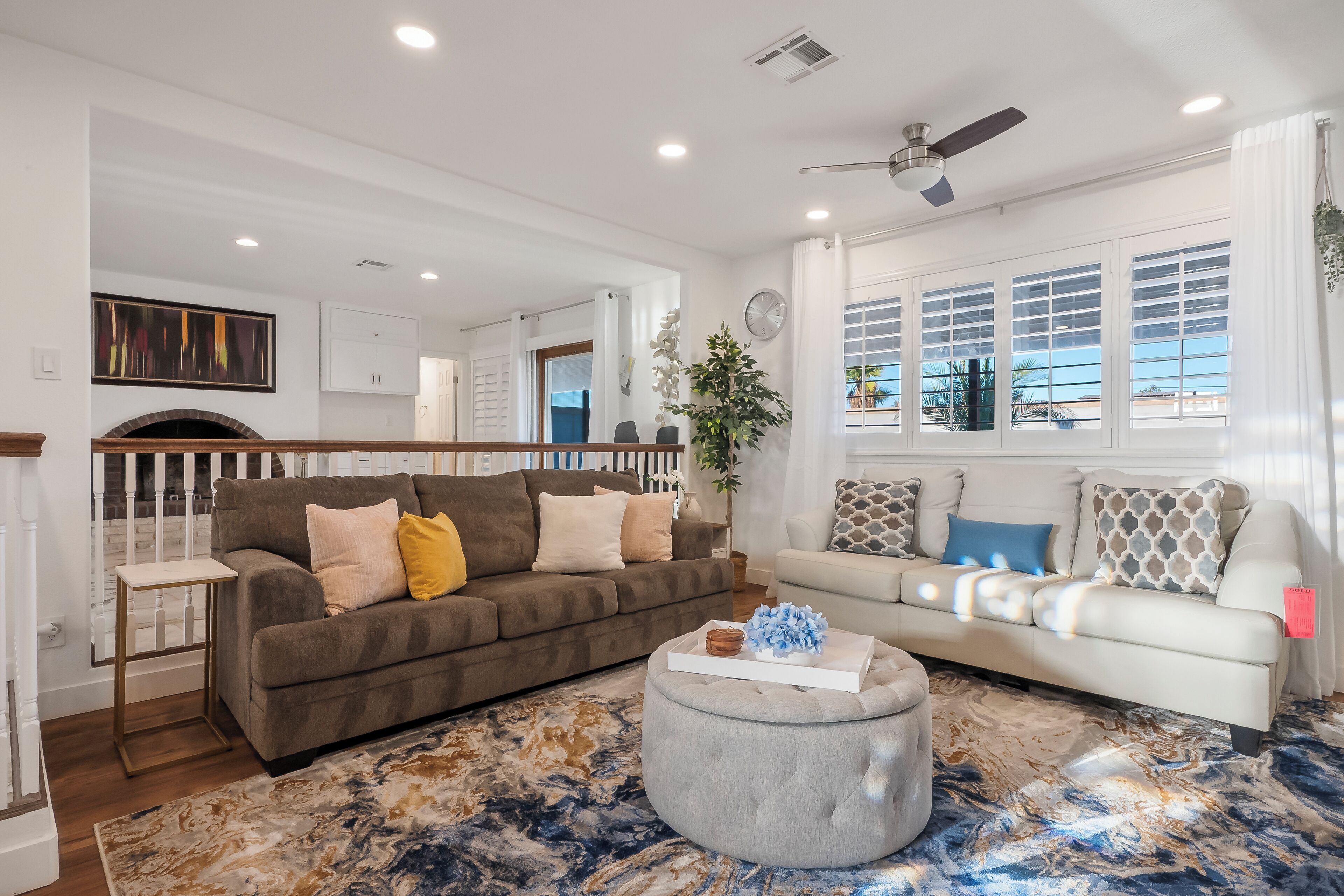 Een smart-tv en een tafeltennistafel