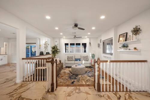 Peacock Paradise Ranch - Home W/ Pool+Hot Tub+BBQ Near Las Vegas Strip