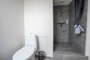 Comfort Apartment | Bathroom | Soap, shampoo, toilet paper - City Apartments (Holstebro)