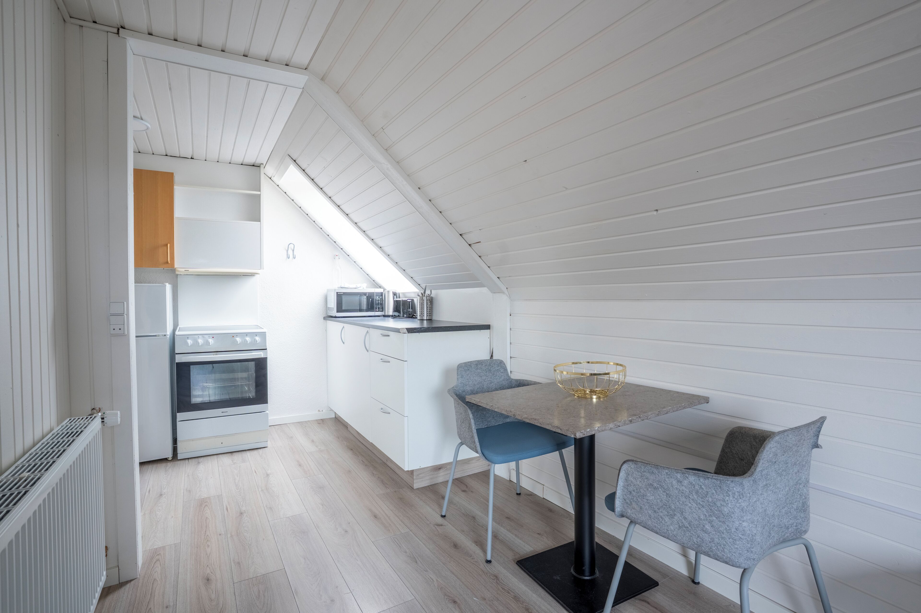 Comfort Apartment | Private kitchen | Microwave, oven, stovetop, cookware/dishes/utensils