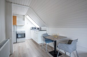 Comfort Apartment | Private kitchen | Microwave, oven, stovetop, cookware/dishes/utensils