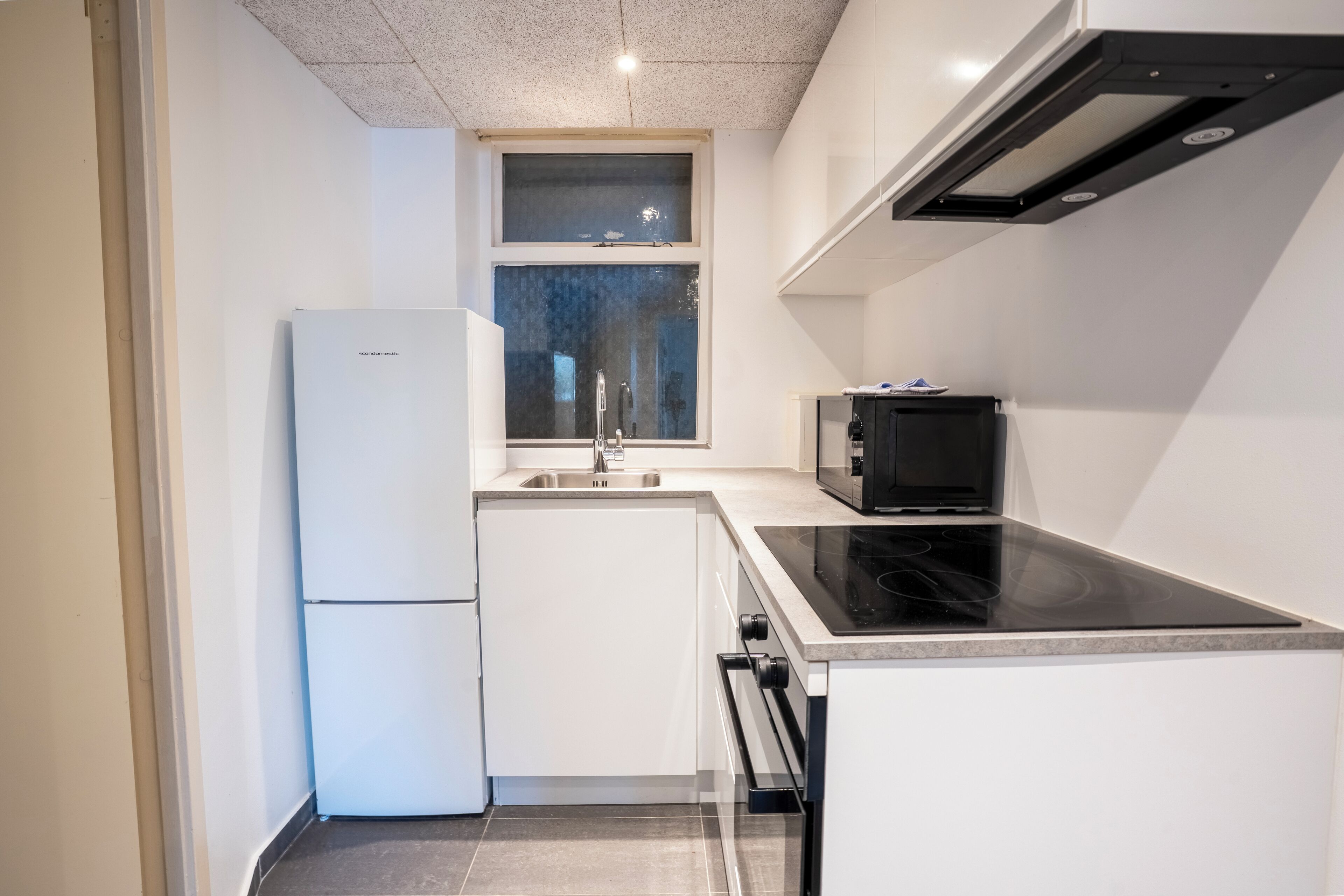 Comfort Apartment | Private kitchen | Microwave, oven, stovetop, cookware/dishes/utensils