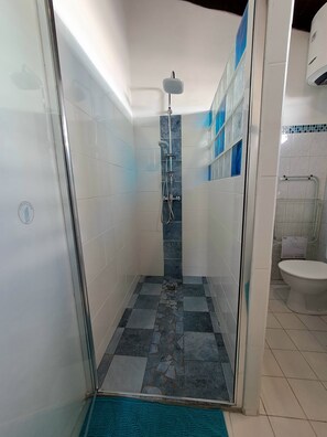 Shower, towels - KAZ'AGATHA, the ideal home for a pleasant stay (Sainte-Anne)