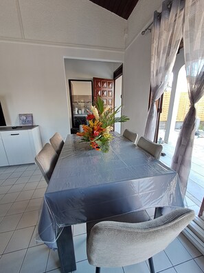 Dining - KAZ'AGATHA, the ideal home for a pleasant stay (Sainte-Anne)