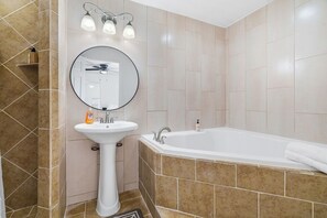Bathroom - Spacious 3BR w/ Fenced Yard, Near Austin Downtown (Austin)