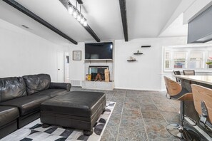 TV - Spacious 3BR w/ Fenced Yard, Near Austin Downtown (Austin)
