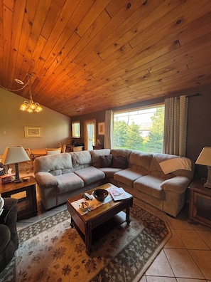 Living area - Cozy and Comfortable 2-bedroom in Oliver (Oliver)