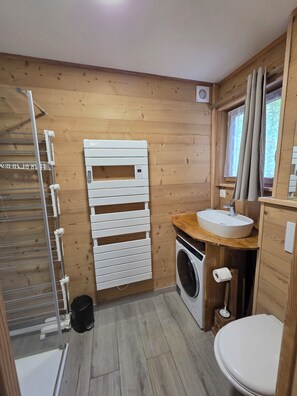 Een douche, een haardroger, handdoeken, zeep