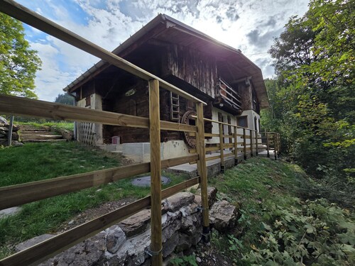 Renovated Savoyard chalet on the banks of a torrent - Peace and Comfort