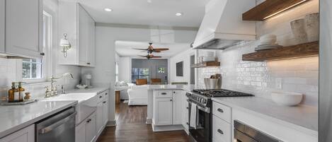 Microondas, horno, parrilla de estufa y lavavajillas