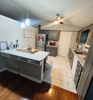 Refrigerador, microondas, horno y parrilla de estufa 